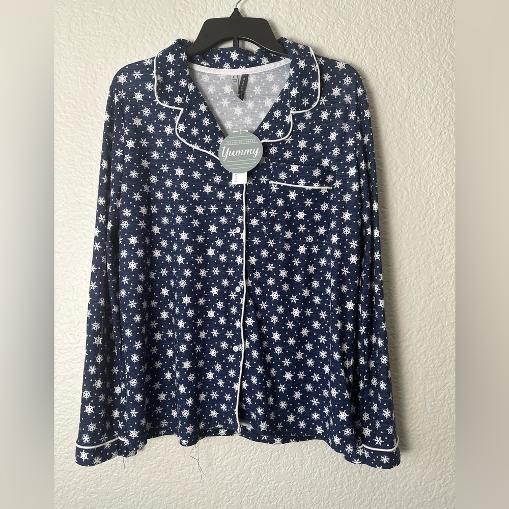 NWT Jaclyn Intimates Snowflake Button Down Pj Top